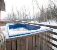 Others 4 Traditional Cottage with Jacuzzi andLake