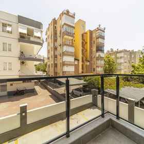 Room 1 คอนโดโมเดิร์นพร้อมระเบียง 10 นาทีถึงชายหาดในอันตัลยา, โรงแรม & ที่พัก Murat Pasha Mosque