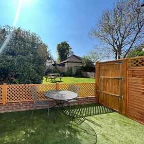 Primary image1海邊舒適教練屋花園公寓附停車位,唐布里奇和马灵区飯店