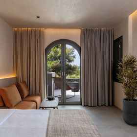 Primary image 1 On The Square, โรงแรม & ที่พัก White Beach