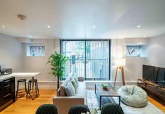 Others 3 Immaculate 1-bed House in London