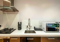 Others 6 Immaculate 1-bed House in London
