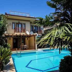 Room1距離達利安河三分鐘的泳池陽台別墅,Karya Villa飯店