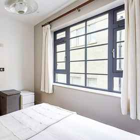 Room 1 Modern Brentford Flat, Khách sạn International Molybdenum Association (IMOA)