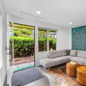 Primary image1Autumn Leaves in Jefferson Park,金郡公寓