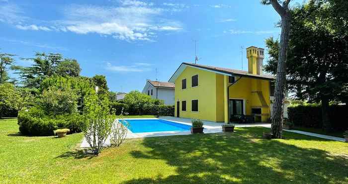 Lain-lain Fantastic Villa With Pool for 5 People on the Island of Albarella