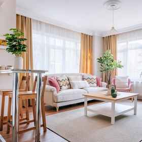 Room 1 Charming Oasis w Balcony 5 min to Bull Statue, Khách sạn Palladıum Offıce