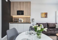 Khác 6 Shellter Suita Flora by Renters Prestige