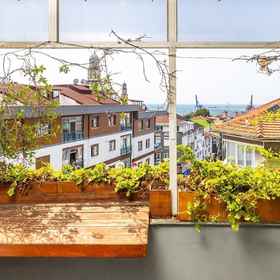 Room 1 Chic Flat w Balcony BBQ 10 min to Emaar in Uskudar, Palladıum Offıce Hotels