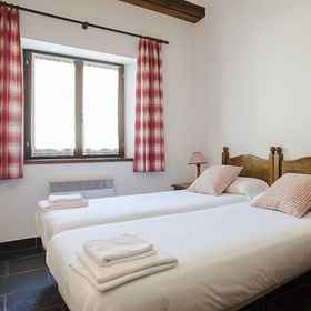 Room 1 Apartamentos Linsoles, โรงแรม & ที่พัก Sahun