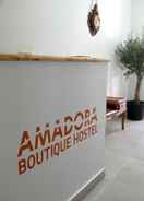 Meja sambut tetamu Amadora Boutique Hostel