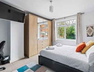 อื่นๆ 2 Stunning 5 Bed House in Leeds Contractors Welcome