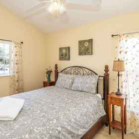 Room 1 Santa Cruz Retreat, Calabay Palms Villa Hotels