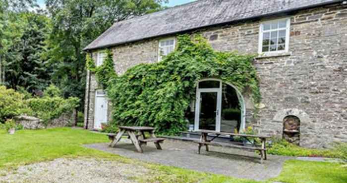 Others Lovely 7-bed Apartment in Llandysul