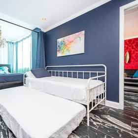 Room 1 ATL Downtown Condo with Free Parking, Peachtree Center Hotels