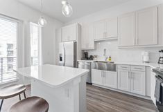 Others 4 Chic West Downtown Studio w Washer Dryer