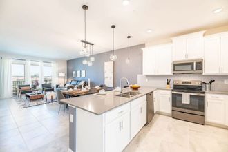 기타 4 Chic Spacious Condo for the Best Vacations