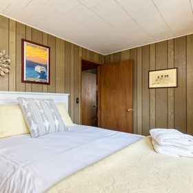 Room 1 Vintage Beach House by Avantstay Waterfront Home, Fort Flagler State Park Hotels