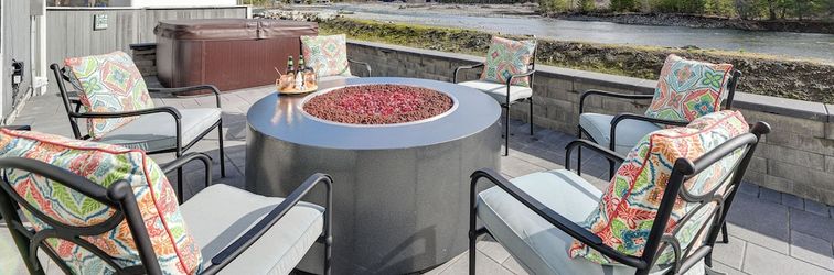 Others Riverfront Home w/ Deck, Near Mount Rainier!