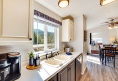 その他 5 Riverfront Home w/ Deck, Near Mount Rainier!