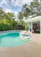 Primary image Sunny Florida Retreat w/ Pool, Near Busch Gardens!