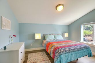 Others 4 Colorful Bend Home w/ Yard & Fire Pit!