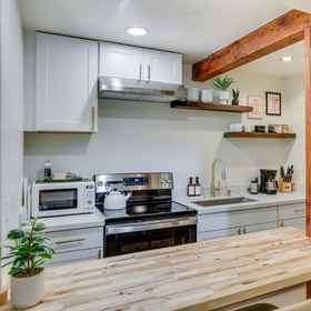 Interior1塔科馬更新之家,配有火坑,BJ's Bingo飯店