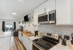 Lainnya 5 Charming Tacoma Retreat w/ Patio & 2 Fireplaces!