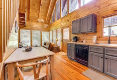 Others 4 Sevierville Treetop Cabin: Hot Tub & Covered Deck