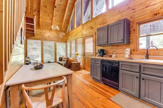 Others 4 Sevierville Treetop Cabin: Hot Tub & Covered Deck