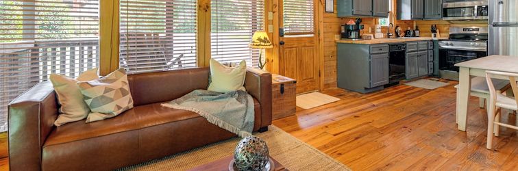 Others Sevierville Treetop Cabin: Hot Tub & Covered Deck