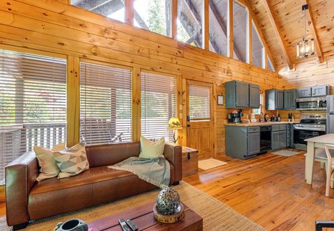Others Sevierville Treetop Cabin: Hot Tub & Covered Deck