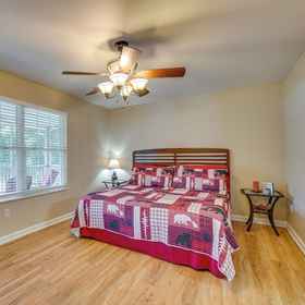 Interior1Pigeon Forge Home w/ Screened Porch, 3 Mi to Town!，哈特菲尔德和麦考伊晚餐秀飯店