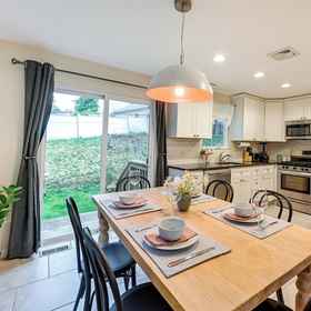 Interior1格倫科夫度假租賃,距市中心不到1英里!,John P. Humes Japanese Stroll Garden飯店