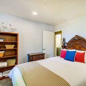 Room1Charming Poulsbo Retreat: Hood Canal Views!,基萨普纪念州立公园飯店