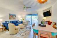 อื่นๆ Gulf Breeze Escape w/ Patio + Community Pool!