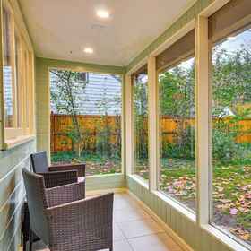 Interior 1 บ้านสมัยใหม่ พร้อมสนามหญ้ากว้างขวางในบีเวอร์ตัน!, โรงแรม & ที่พัก Pioneer Courthouse Square