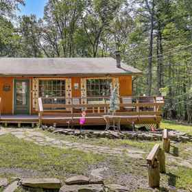 Interior1Pools & Ski Access: Lackawaxen Cottage w/ Deck!,明尼辛克战场公园飯店