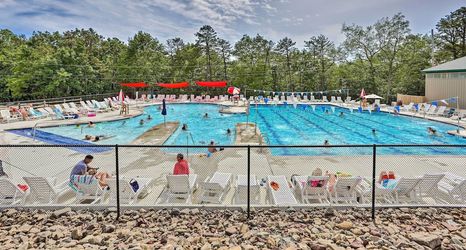 其他 2 Pools & Ski Access: Lackawaxen Cottage w/ Deck!