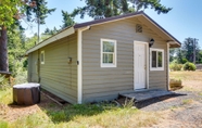 Khác 4 Cozy Coos Bay Retreat w/ On-site Creek & Fishing!