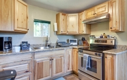 Lainnya 2 Cozy Coos Bay Retreat w/ On-site Creek & Fishing!