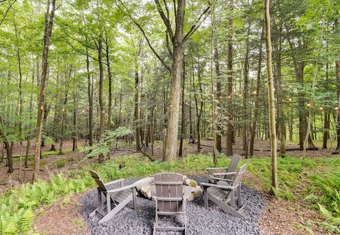 อื่นๆ Fully Remodeled Saugerties Retreat on 7 Acres!