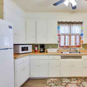 Interior1水牛城度假租賃,距離運河區約 8 英里!,University at Buffalo - Downtown Campus飯店