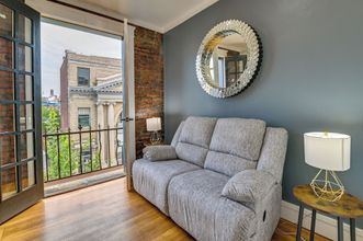 기타 4 Contemporary Cohoes Retreat w/ Electric Fireplace!