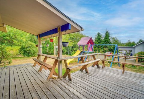 Others Cozy Washington Retreat w/ Deck, Walk to Beach!