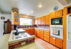 Others 2 Cozy Washington Retreat w/ Deck, Walk to Beach!