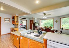 Others 7 Cozy Washington Retreat w/ Deck, Walk to Beach!