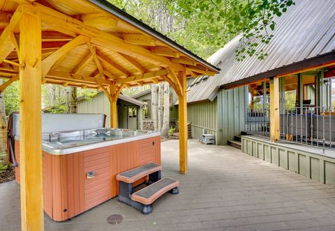 Others Waterfront Home w/ Hot Tub & Fire Pit in Sunriver!