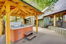 Others Waterfront Home w/ Hot Tub & Fire Pit in Sunriver!