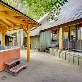 Terrace/patio 1 Waterfront Home w/ Hot Tub & Fire Pit in Sunriver!, Hotel Deschutes County